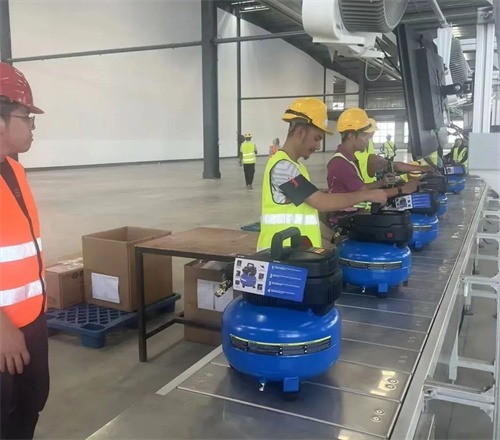 馬來(lái)團(tuán)隊(duì)合影 裝配線啟動(dòng)第一臺(tái)空壓機(jī)(圖2)