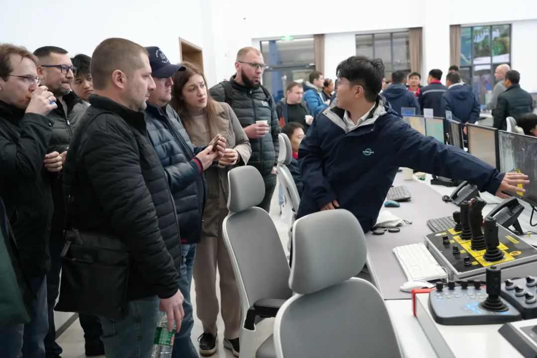 歐洲客戶代表團赴湖北宜昌考察開山重工地下鑿巖機器人(圖2)