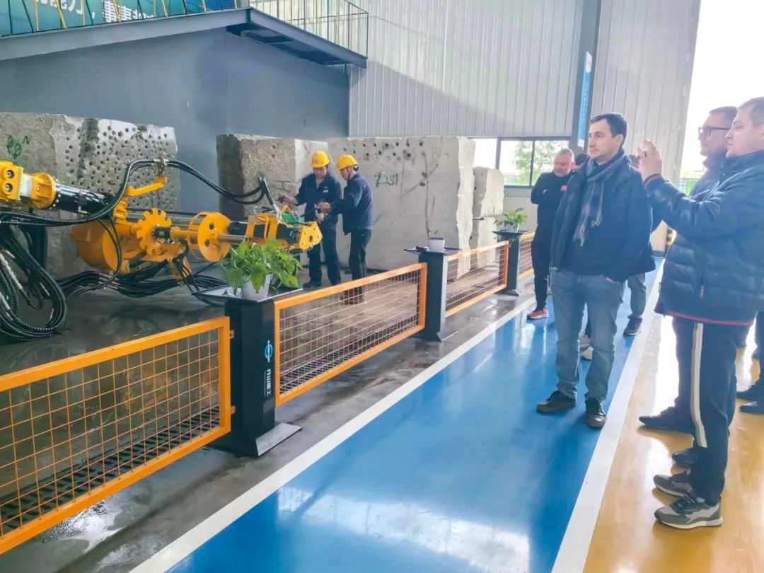 歐洲客戶代表團赴湖北宜昌考察開山重工地下鑿巖機器人(圖8)