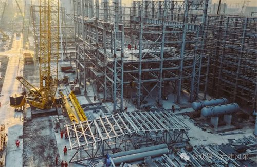 裂解氣壓縮機(jī)廠房首個屋頂框架吊裝到位(圖2)