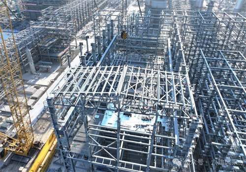 裂解氣壓縮機(jī)廠房首個屋頂框架吊裝到位(圖1)