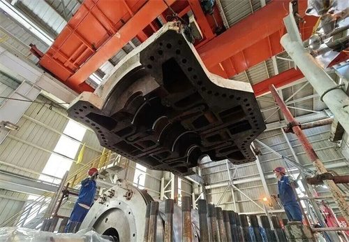 撫順石化烯烴廠裂解氣壓縮機(jī)組維修現(xiàn)場 38噸重汽輪機(jī)蓋在起重(圖3)