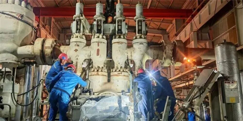 撫順石化烯烴廠裂解氣壓縮機(jī)組維修現(xiàn)場 38噸重汽輪機(jī)蓋在起重(圖2)